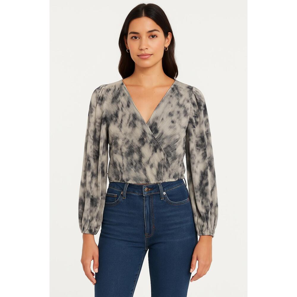 ASTR‎ The Label Women's Size M Beige and Gray Tie-Dye Style Crop Top